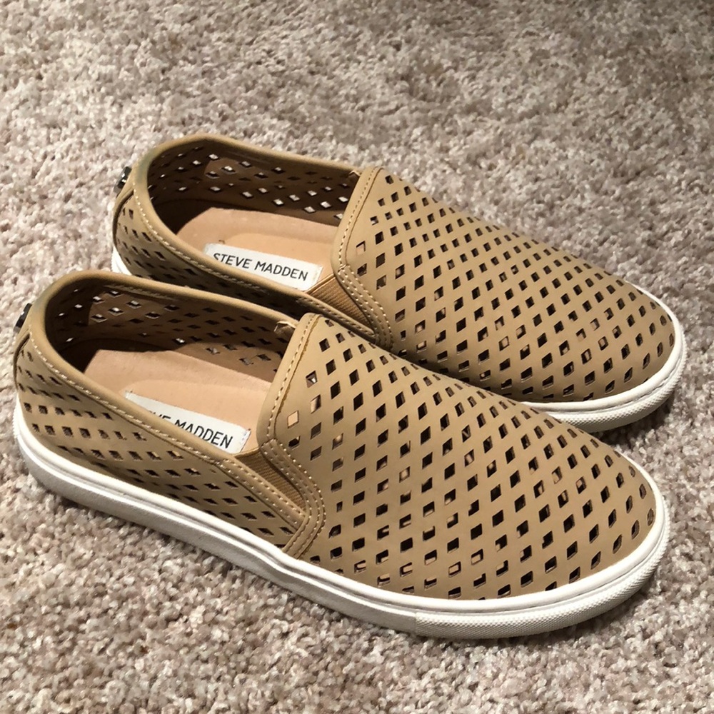 6.5 taupe Steve Madden perforated sneakers